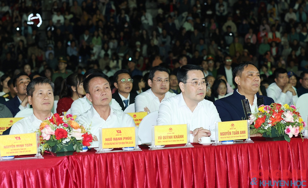 Lễ hội m&ugrave;a h&egrave; Sa Pa ch&agrave;o đ&oacute;n du kh&aacute;ch - Ảnh 2.