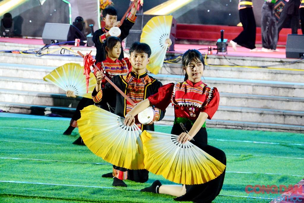 Lễ hội m&ugrave;a h&egrave; Sa Pa ch&agrave;o đ&oacute;n du kh&aacute;ch - Ảnh 11.