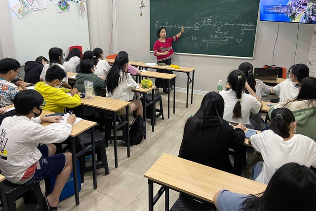 Bộ Gi&aacute;o dục v&agrave; Đ&agrave;o tạo: Kh&ocirc;ng cấm dạy th&ecirc;m, học th&ecirc;m ch&iacute;nh đ&aacute;ng - Ảnh 1.