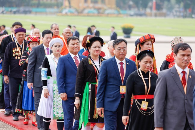 Đo&agrave;n đại biểu dự Đại hội đại biểu to&agrave;n quốc MTTQ Việt Nam lần thứ XI v&agrave;o Lăng viếng Chủ tịch Hồ Ch&iacute; Minh - Ảnh 3.