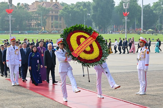 Đo&agrave;n đại biểu dự Đại hội đại biểu to&agrave;n quốc MTTQ Việt Nam lần thứ XI v&agrave;o Lăng viếng Chủ tịch Hồ Ch&iacute; Minh - Ảnh 1.