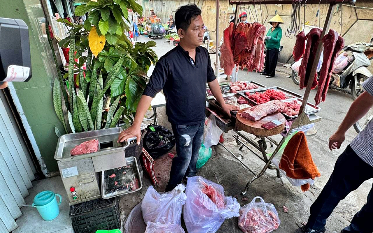 Hơn 15 tấn thịt b&ograve; giả v&agrave; thủ đoạn ng&acirc;m h&oacute;a chất tinh vi - Ảnh 1.