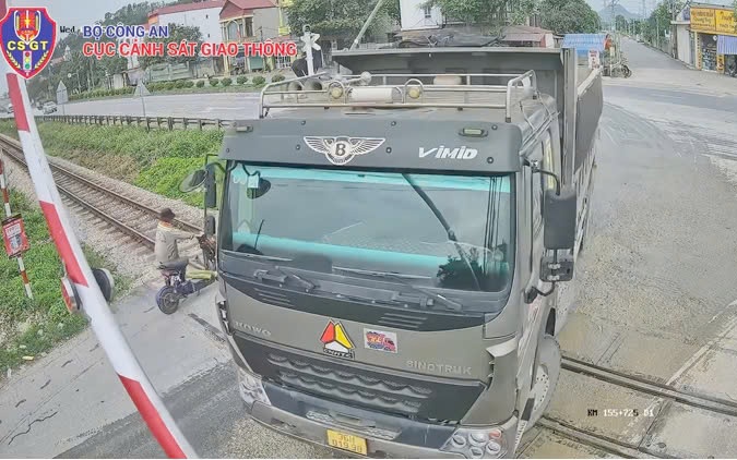 Camera đường sắt giám sát 24/24: Hàng trăm trường hợp vi phạm - Ảnh 1.