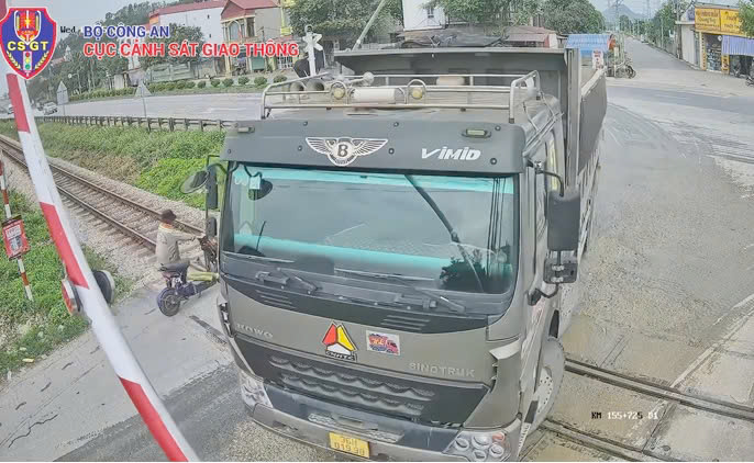 Chấm dứt cảnh vượt chắn đường sắt ngang ngược bằng mức phạt tới 20 triệu đồng - Ảnh 1.