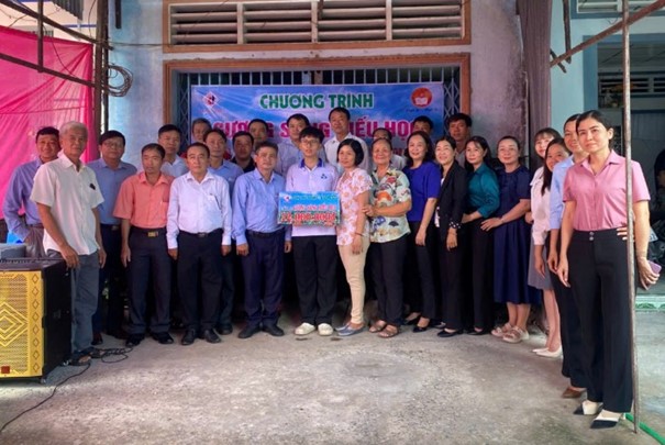 Trao học bổng Gương s&aacute;ng hiếu học cho sinh vi&ecirc;n ngh&egrave;o vượt kh&oacute; Nguyễn Gia Bảo (Đồng Th&aacute;p) - Ảnh 2.