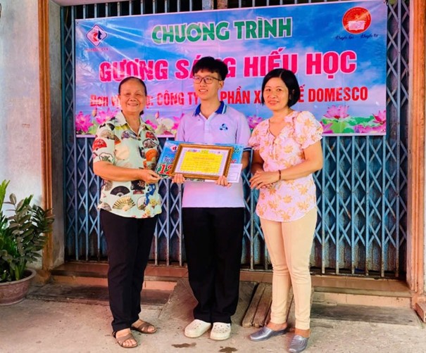 Trao học bổng Gương s&aacute;ng hiếu học cho sinh vi&ecirc;n ngh&egrave;o vượt kh&oacute; Nguyễn Gia Bảo (Đồng Th&aacute;p) - Ảnh 1.