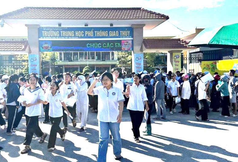 M&ugrave;a thi v&agrave;o lớp 10: Con cần một m&aacute;i nh&agrave; bao dung - Ảnh 1.