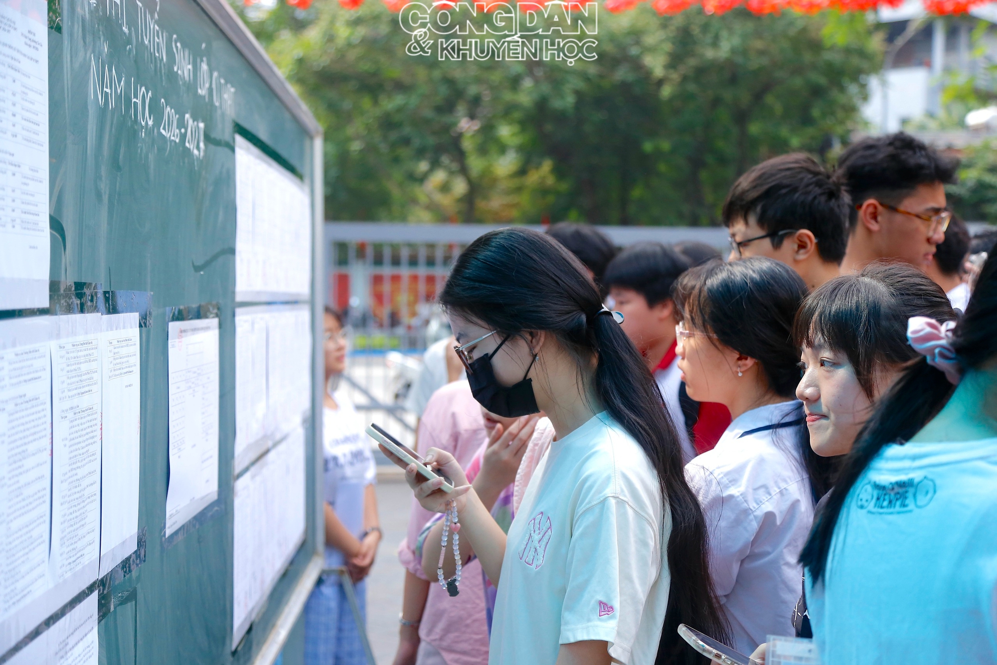 H&igrave;nh ảnh sĩ tử H&agrave; Nội đi l&agrave;m thủ tục dự thi v&agrave;o lớp 10 - Ảnh 1.