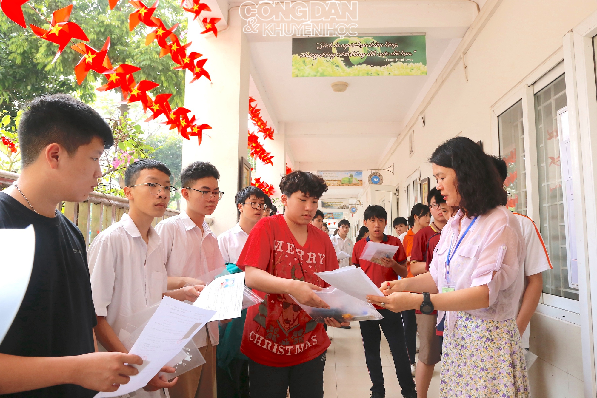 H&igrave;nh ảnh sĩ tử H&agrave; Nội đi l&agrave;m thủ tục dự thi v&agrave;o lớp 10 - Ảnh 3.