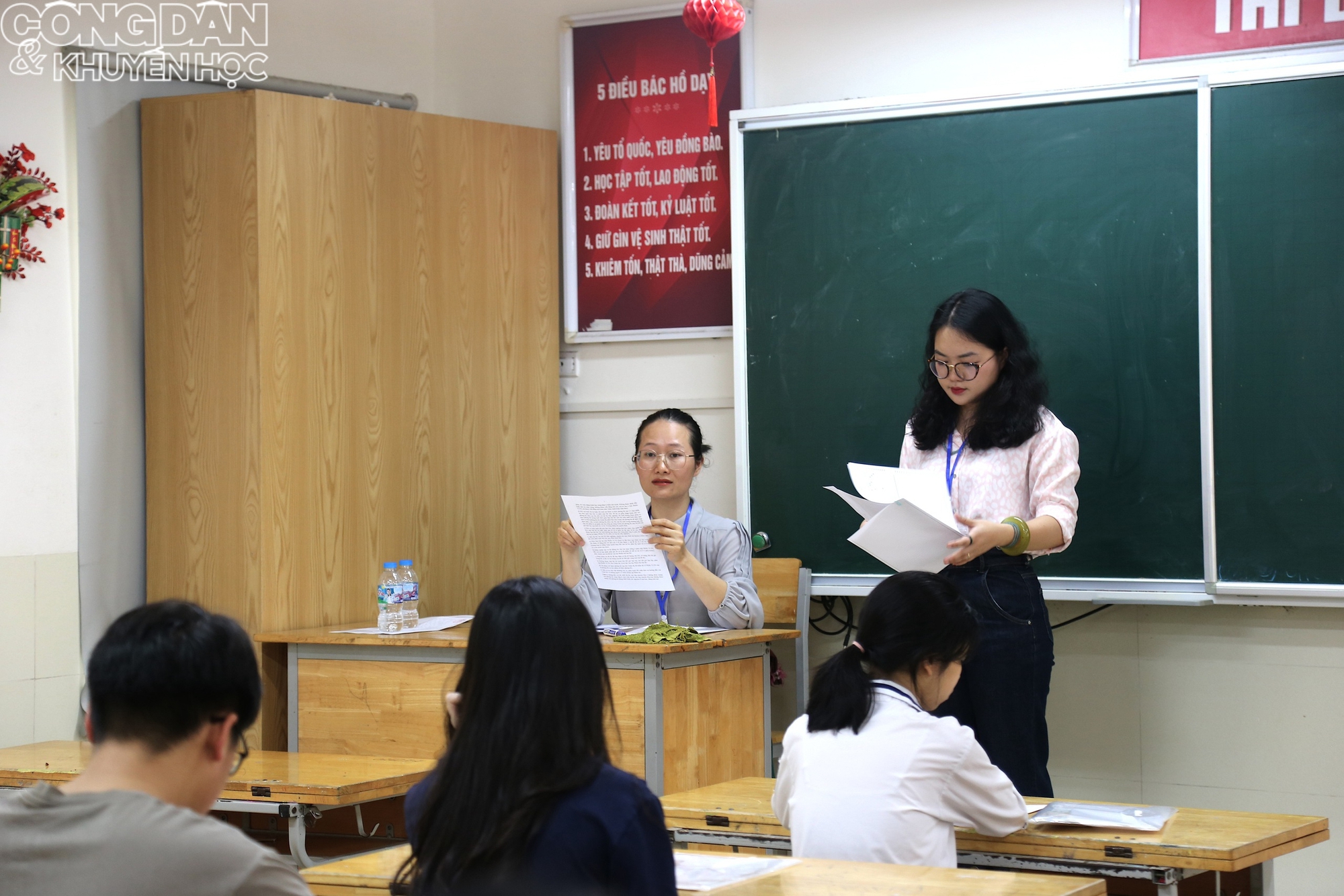 H&igrave;nh ảnh sĩ tử H&agrave; Nội đi l&agrave;m thủ tục dự thi v&agrave;o lớp 10 - Ảnh 4.