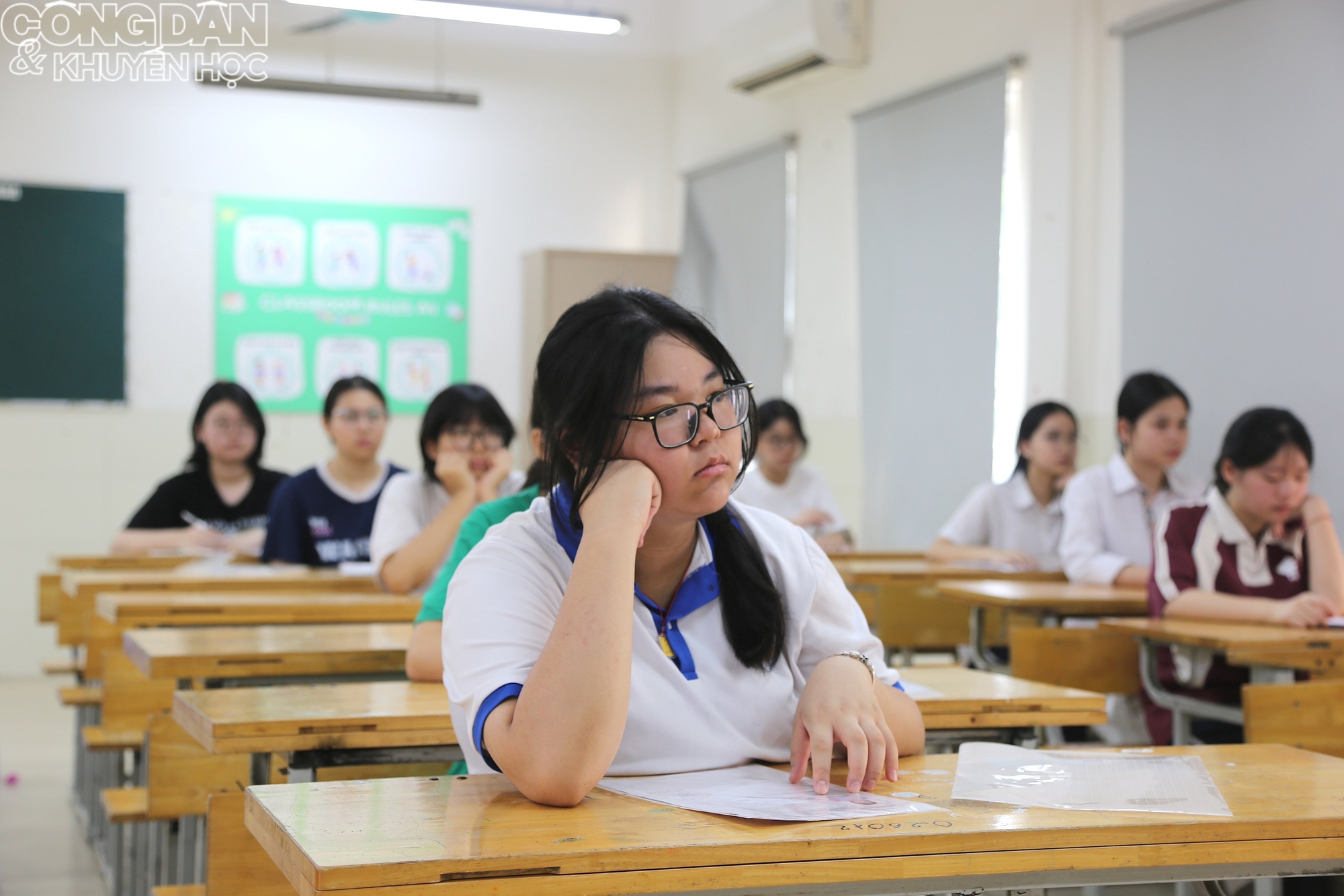 H&igrave;nh ảnh sĩ tử H&agrave; Nội đi l&agrave;m thủ tục dự thi v&agrave;o lớp 10 - Ảnh 5.