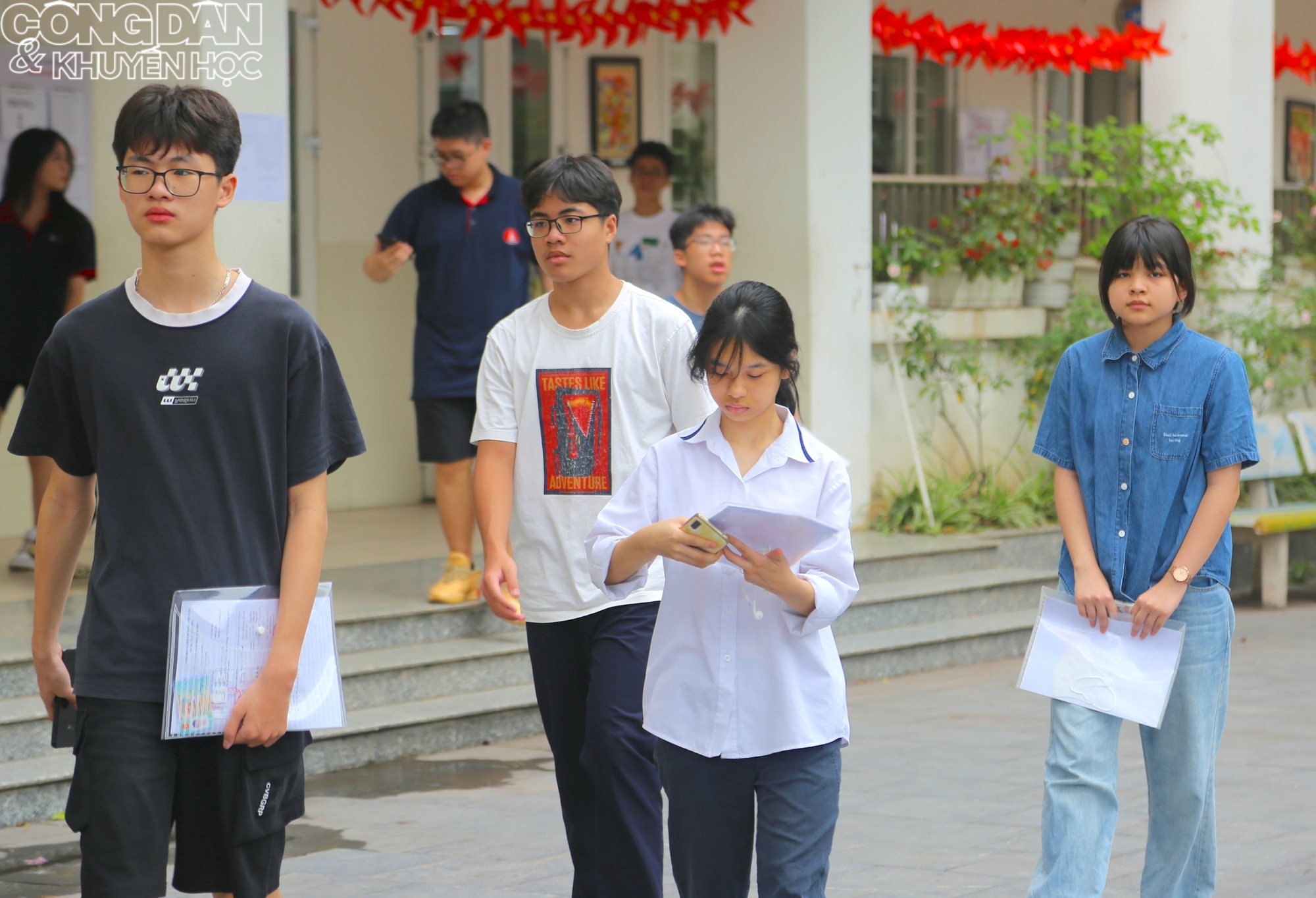 H&igrave;nh ảnh sĩ tử H&agrave; Nội đi l&agrave;m thủ tục dự thi v&agrave;o lớp 10 - Ảnh 11.