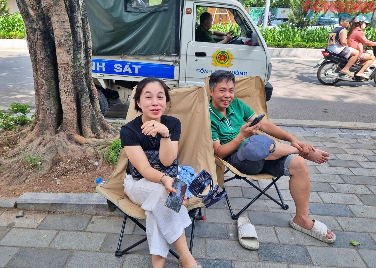 Hồi hộp cùng cha mẹ học sinh chờ con thi vào lơp 10 - Ảnh 1.