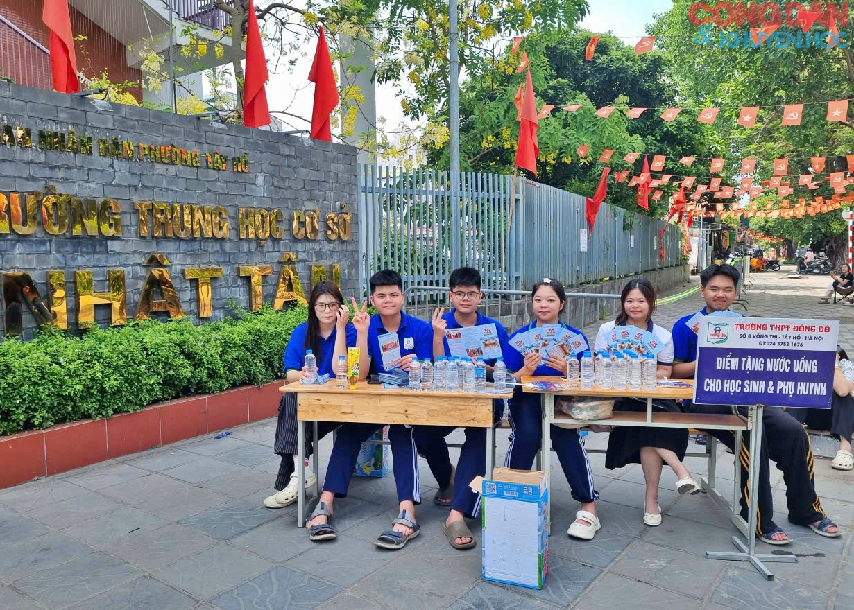 Hồi hộp cùng cha mẹ học sinh chờ con thi vào lơp 10 - Ảnh 3.