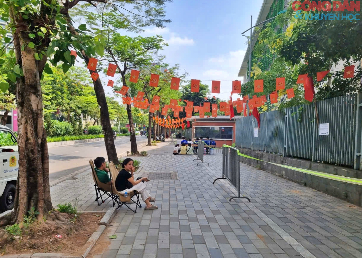 Hồi hộp cùng cha mẹ học sinh chờ con thi vào lơp 10 - Ảnh 4.