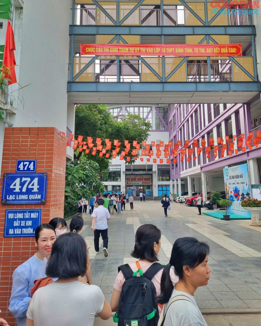 Hồi hộp cùng cha mẹ học sinh chờ con thi vào lơp 10 - Ảnh 5.