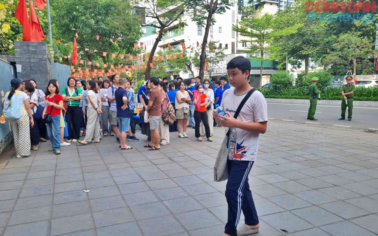 Hồi hộp cùng cha mẹ học sinh chờ con thi vào lơp 10 - Ảnh 7.