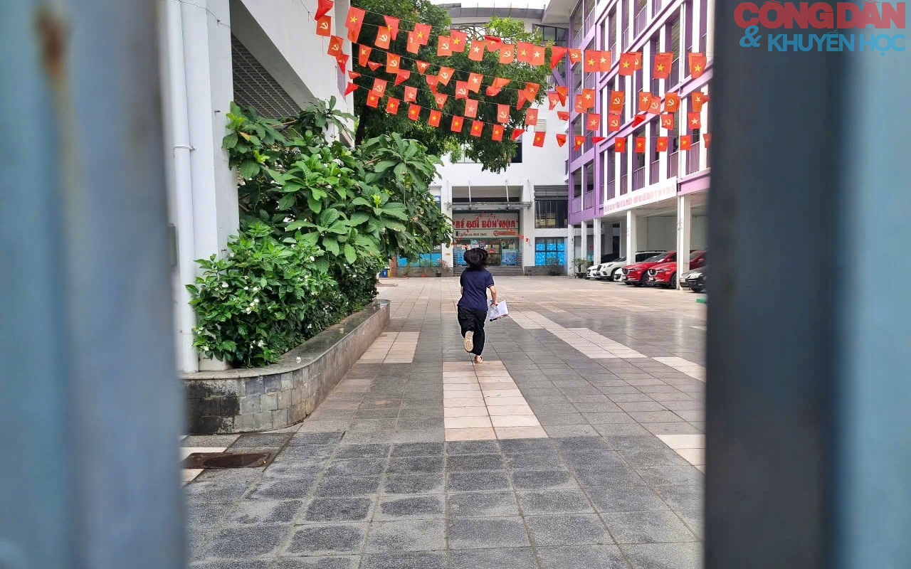 Hồi hộp cùng cha mẹ học sinh chờ con thi vào lơp 10 - Ảnh 8.