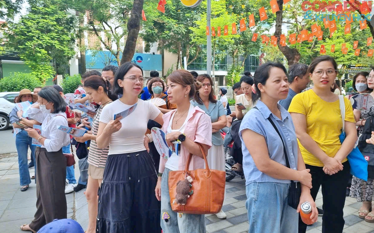 Hồi hộp cùng cha mẹ học sinh chờ con thi vào lơp 10 - Ảnh 10.