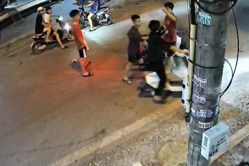 Cần làm rõ, xử lý nghiêm những đối tượng hành hung nam sinh lớp 8 ở phường Lào Cai - Ảnh 2.