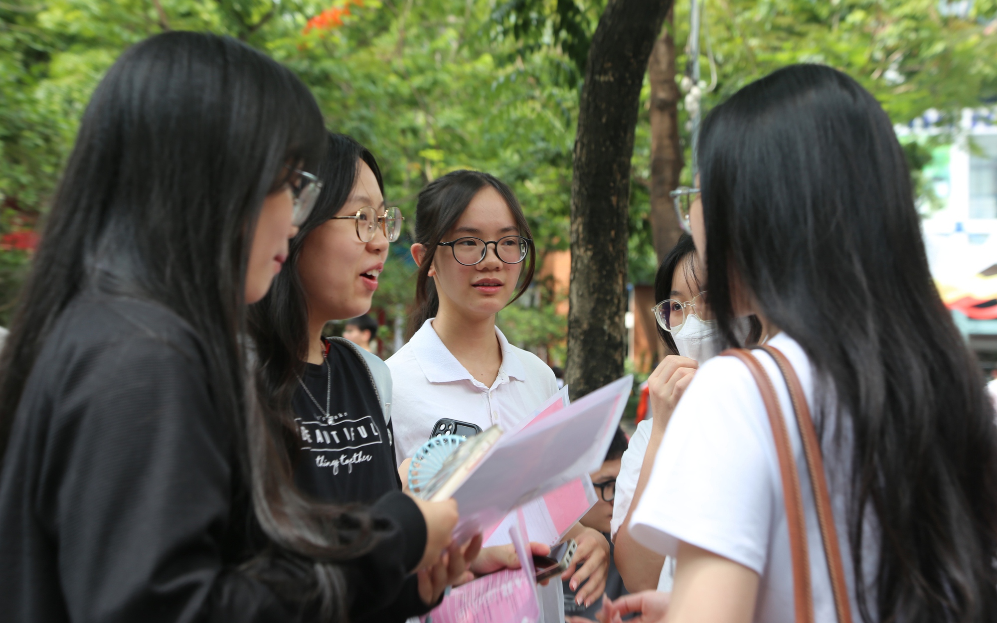 Lãnh đạo UBND Thành phố Hồ Chí Minh động viên thí sinh dự thi tốt nghiệp trung học phổ thông - Ảnh 3.