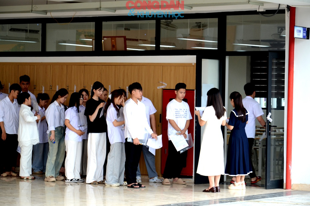 Hơn 19.000 th&iacute; sinh ở L&agrave;o Cai thi m&ocirc;n đầu ti&ecirc;n - Ảnh 1.