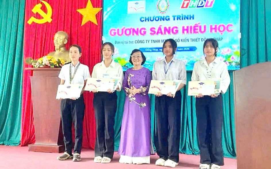 Quỹ Khuyến học Nguyễn Sinh Sắc cùng tiếp sức trao học bổng 31 triệu đồng cho "Gương sáng hiếu học" Cao Thị Huỳnh Thư - Ảnh 2.