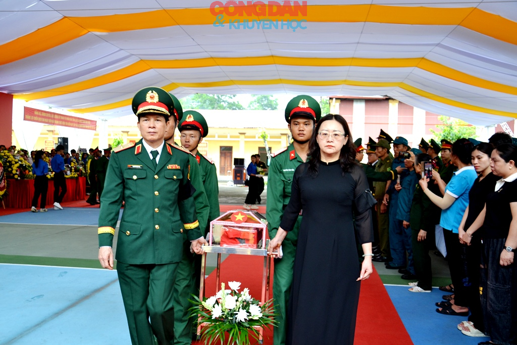 Đón 9 hài cốt liệt sỹ trở về quê hương Bát Xát - Lào Cai - Ảnh 1.