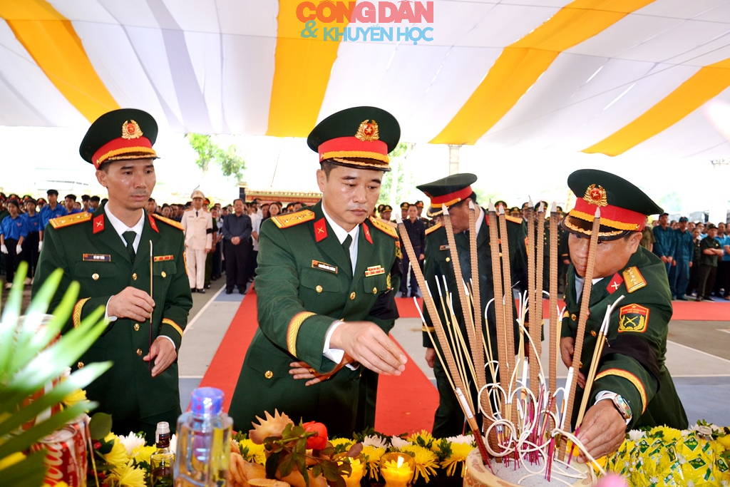 Đón 9 hài cốt liệt sỹ trở về quê hương Bát Xát - Lào Cai - Ảnh 12.