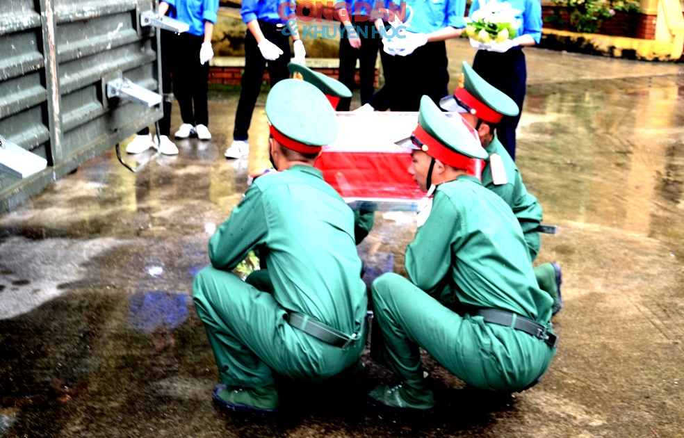Đón 9 hài cốt liệt sỹ trở về quê hương Bát Xát - Lào Cai - Ảnh 16.