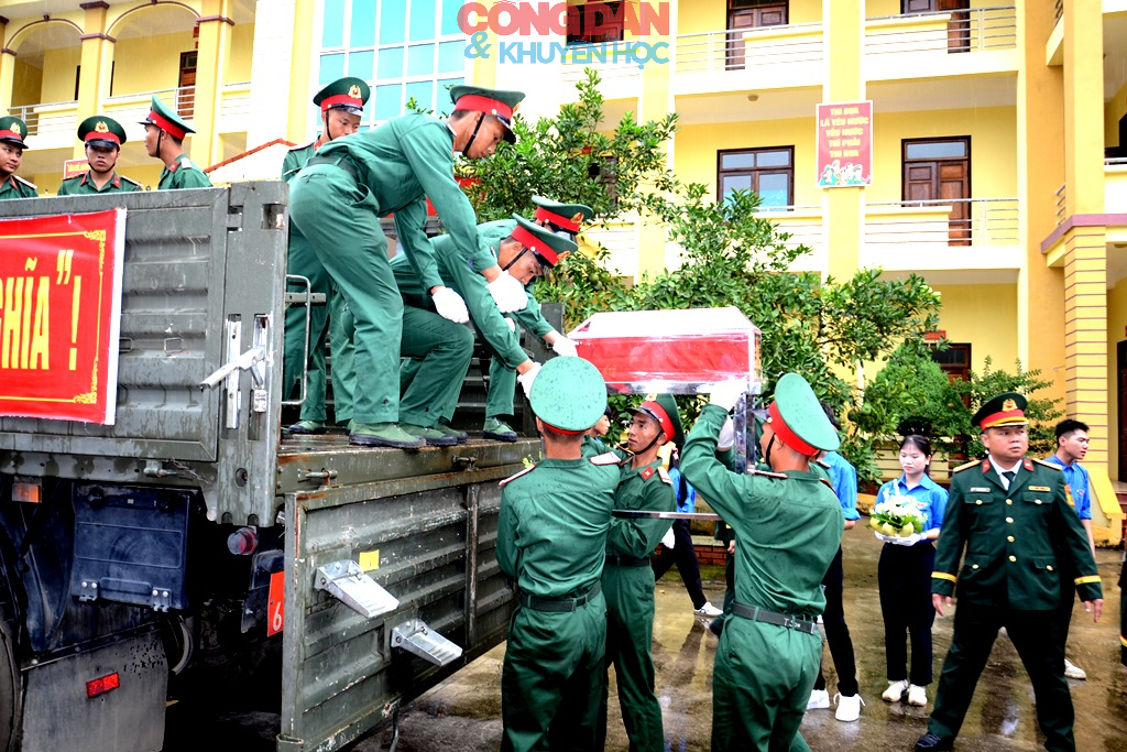 Đón 9 hài cốt liệt sỹ trở về quê hương Bát Xát - Lào Cai - Ảnh 17.