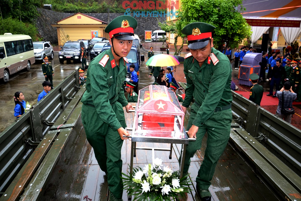 Đón 9 hài cốt liệt sỹ trở về quê hương Bát Xát - Lào Cai - Ảnh 19.