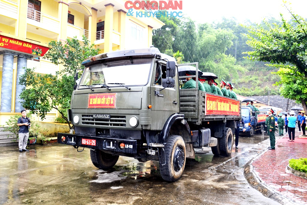 Đón 9 hài cốt liệt sỹ trở về quê hương Bát Xát - Lào Cai - Ảnh 20.