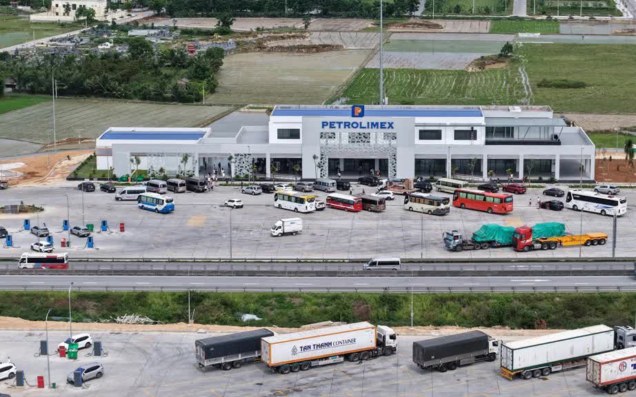 Đẩy nhanh ph&aacute;t triển trạm sạc điện tr&ecirc;n c&aacute;c tuyến cao tốc - Ảnh 1.