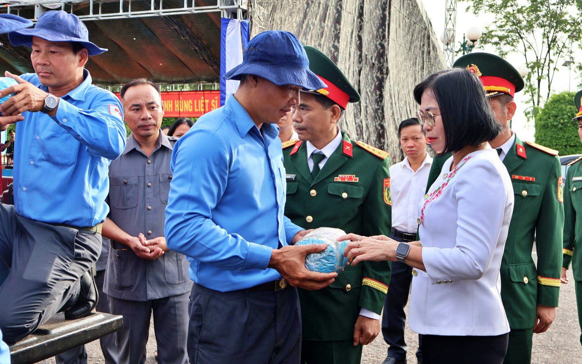 Qu&acirc;n khu 7 xuất qu&acirc;n, cử c&aacute;c đội t&igrave;m kiếm, quy tập h&agrave;i cốt liệt sĩ tại Campuchia - Ảnh 2.