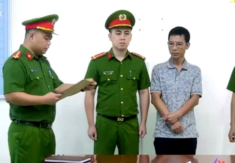 Bắt 3 nguy&ecirc;n c&aacute;n bộ thuế do thu ph&iacute; hạ tầng sai quy định ở Cửa khẩu Kim Th&agrave;nh &ndash; L&agrave;o Cai - Ảnh 2.