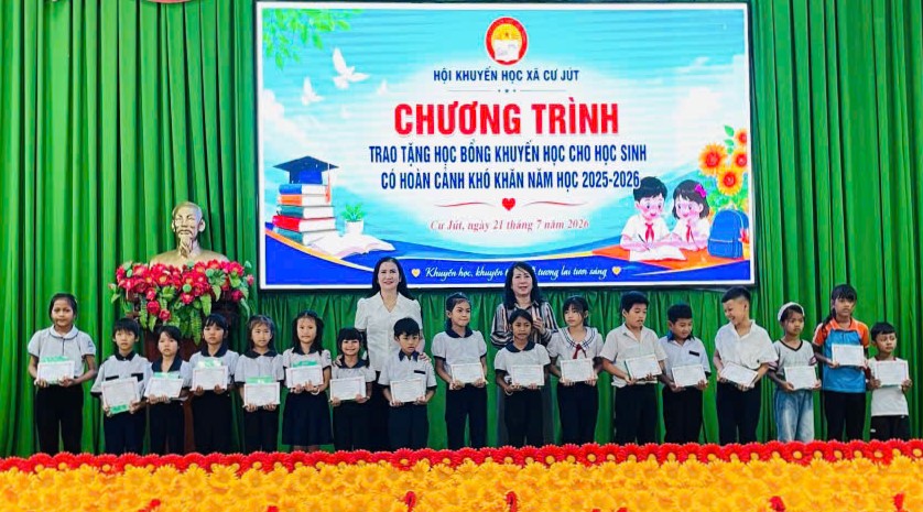 Xã Cư Jút (Lâm Đồng) tập huấn công tác khuyến học và trao tặng 270 suất học bổng cho học sinh vượt khó - Ảnh 1.