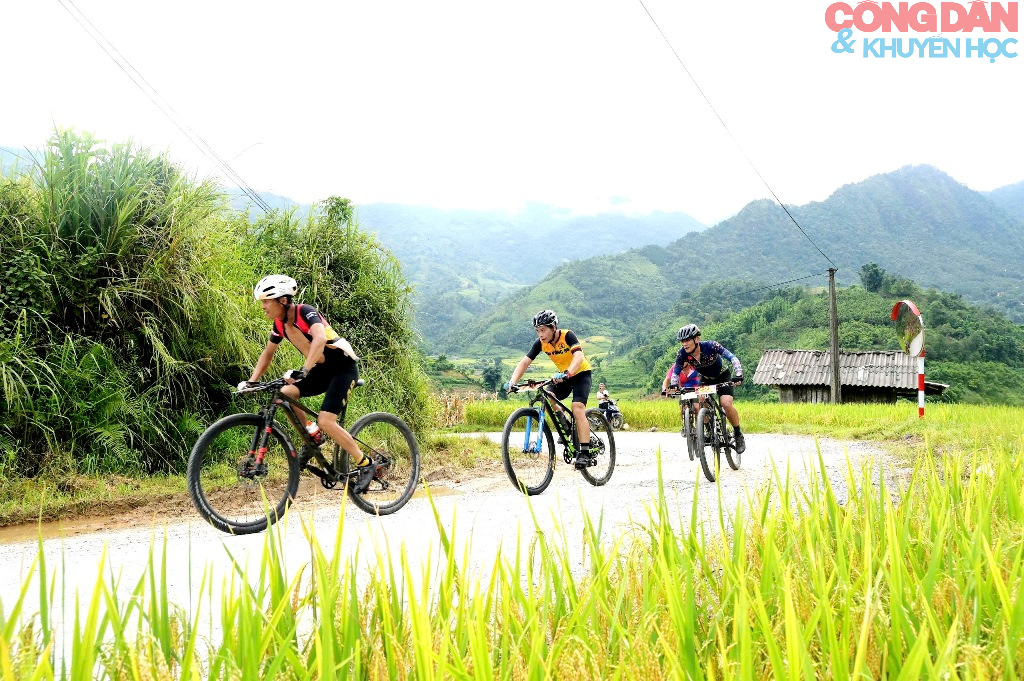 S&ocirc;i động đường đua giữa m&acirc;y ng&agrave;n v&agrave; s&oacute;ng l&uacute;a v&agrave;ng Mường Bo - Ảnh 8.