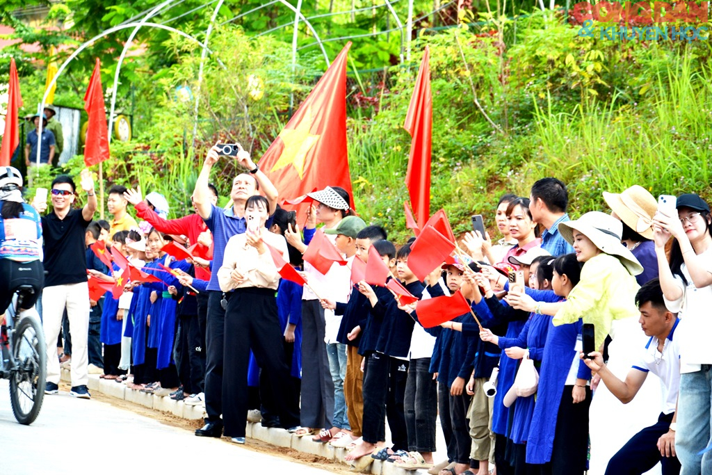 S&ocirc;i động đường đua giữa m&acirc;y ng&agrave;n v&agrave; s&oacute;ng l&uacute;a v&agrave;ng Mường Bo - Ảnh 18.