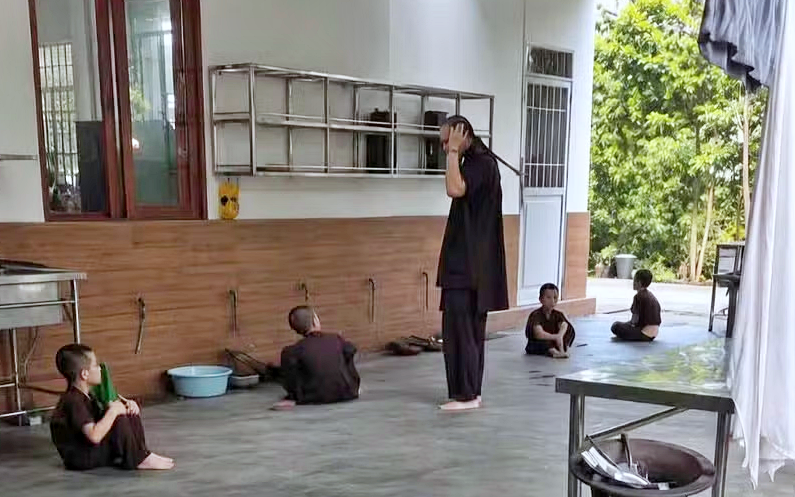 Khởi tố, tạm giam đối tượng Nguyễn Thế Duy li&ecirc;n quan đến vụ việc đ&aacute;nh đập c&aacute;c ch&aacute;u b&eacute; trong ch&ugrave;a Bầu - Ảnh 1.