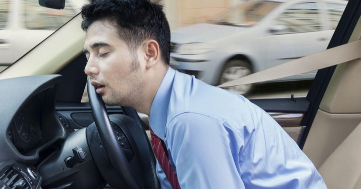 Cảnh sát giao thông khuyến cáo về việc dừng xe trên cao tốc để ngủ- Ảnh 1.