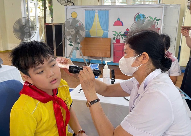 Hà Nội khám sức khỏe miễn phí cho hơn 2,2 triệu học sinh trước thềm năm học mới - Ảnh 1.