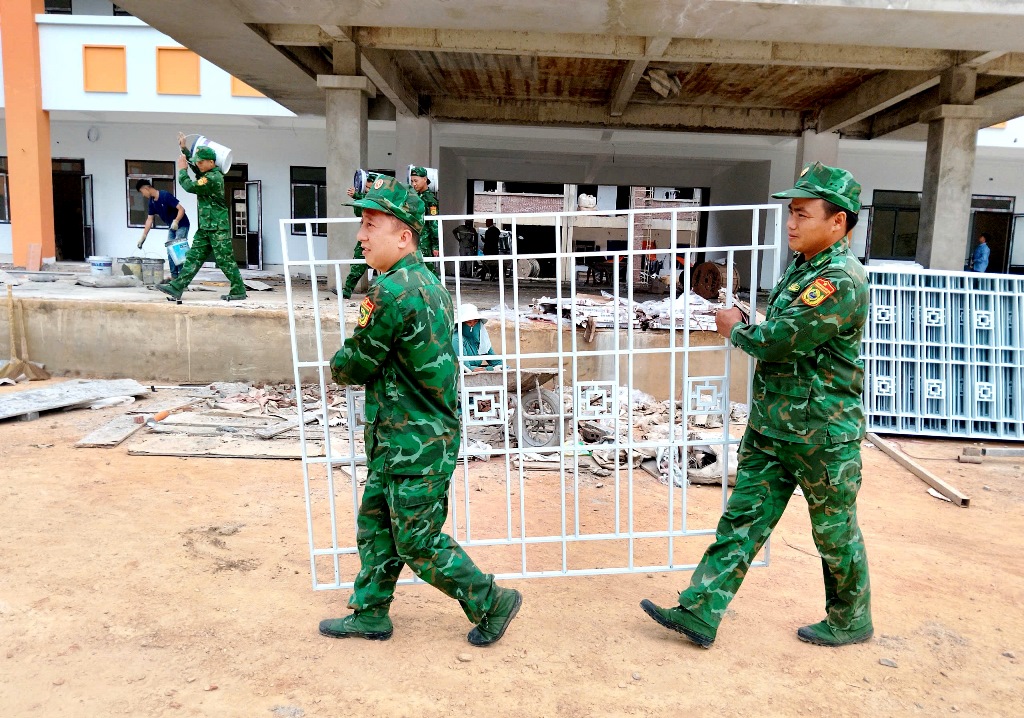 Những người l&iacute;nh qu&acirc;n h&agrave;m xanh tr&ecirc;n c&ocirc;ng trường x&acirc;y dựng 4 trường nội tr&uacute; bi&ecirc;n giới ở L&agrave;o Cai - Ảnh 4.