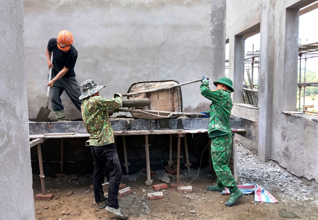 Những người l&iacute;nh qu&acirc;n h&agrave;m xanh tr&ecirc;n c&ocirc;ng trường x&acirc;y dựng 4 trường nội tr&uacute; bi&ecirc;n giới ở L&agrave;o Cai - Ảnh 3.