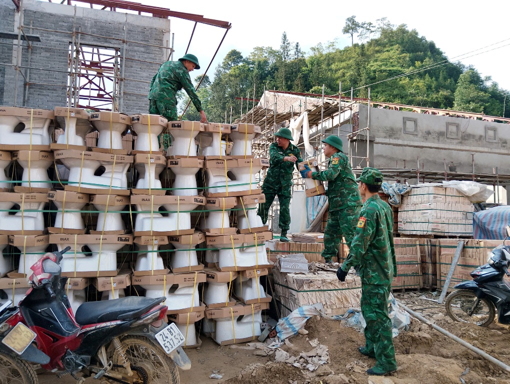 Những người l&iacute;nh qu&acirc;n h&agrave;m xanh tr&ecirc;n c&ocirc;ng trường x&acirc;y dựng 4 trường nội tr&uacute; bi&ecirc;n giới ở L&agrave;o Cai - Ảnh 1.