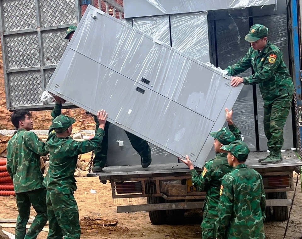 Những người l&iacute;nh qu&acirc;n h&agrave;m xanh tr&ecirc;n c&ocirc;ng trường x&acirc;y dựng 4 trường nội tr&uacute; bi&ecirc;n giới ở L&agrave;o Cai - Ảnh 6.