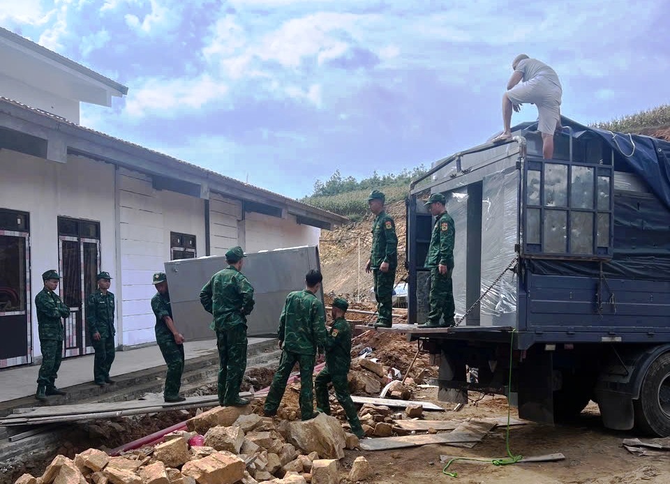 Những người l&iacute;nh qu&acirc;n h&agrave;m xanh tr&ecirc;n c&ocirc;ng trường x&acirc;y dựng 4 trường nội tr&uacute; bi&ecirc;n giới ở L&agrave;o Cai - Ảnh 5.