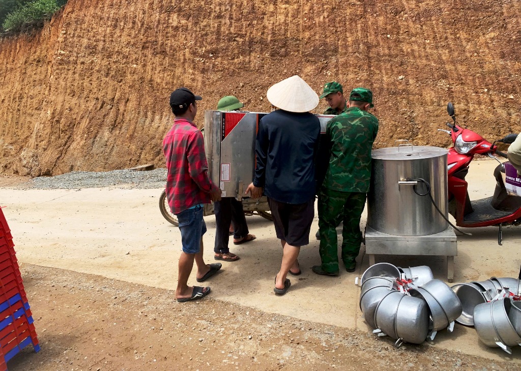 Những người l&iacute;nh qu&acirc;n h&agrave;m xanh tr&ecirc;n c&ocirc;ng trường x&acirc;y dựng 4 trường nội tr&uacute; bi&ecirc;n giới ở L&agrave;o Cai - Ảnh 10.