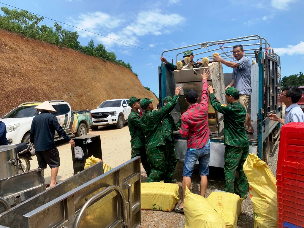 Những người l&iacute;nh qu&acirc;n h&agrave;m xanh tr&ecirc;n c&ocirc;ng trường x&acirc;y dựng 4 trường nội tr&uacute; bi&ecirc;n giới ở L&agrave;o Cai - Ảnh 8.