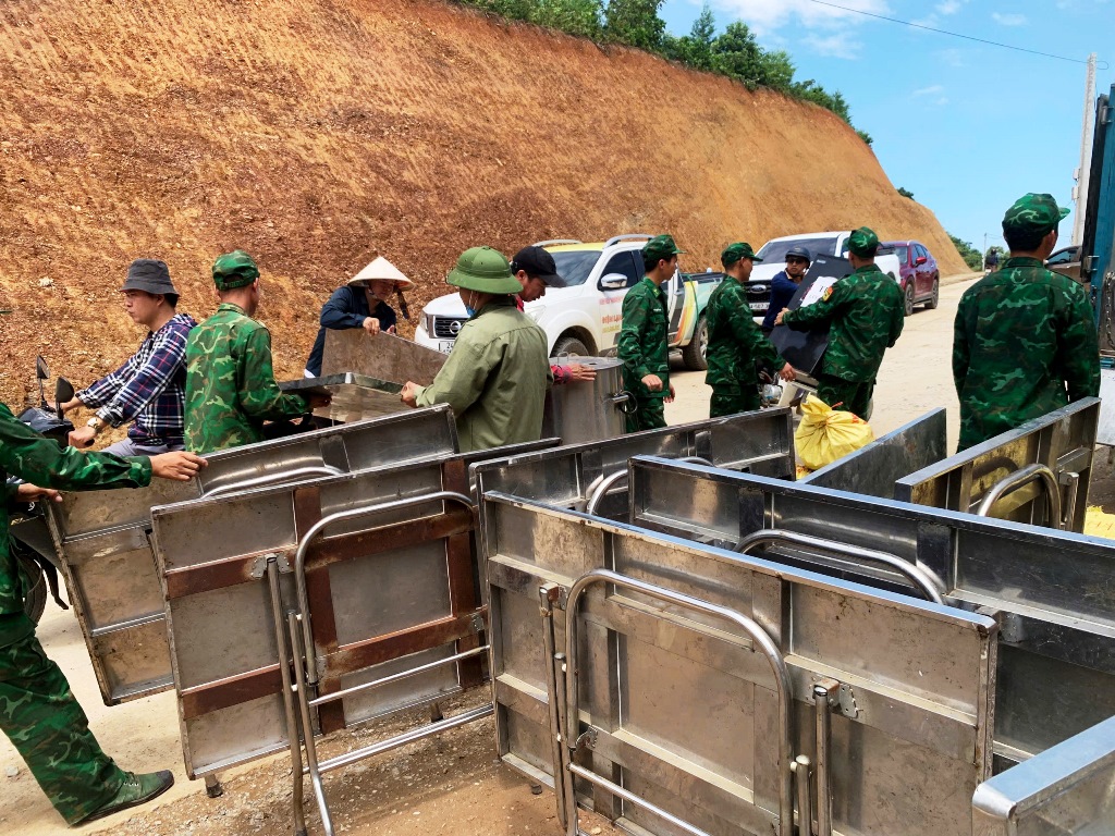 Những người l&iacute;nh qu&acirc;n h&agrave;m xanh tr&ecirc;n c&ocirc;ng trường x&acirc;y dựng 4 trường nội tr&uacute; bi&ecirc;n giới ở L&agrave;o Cai - Ảnh 9.
